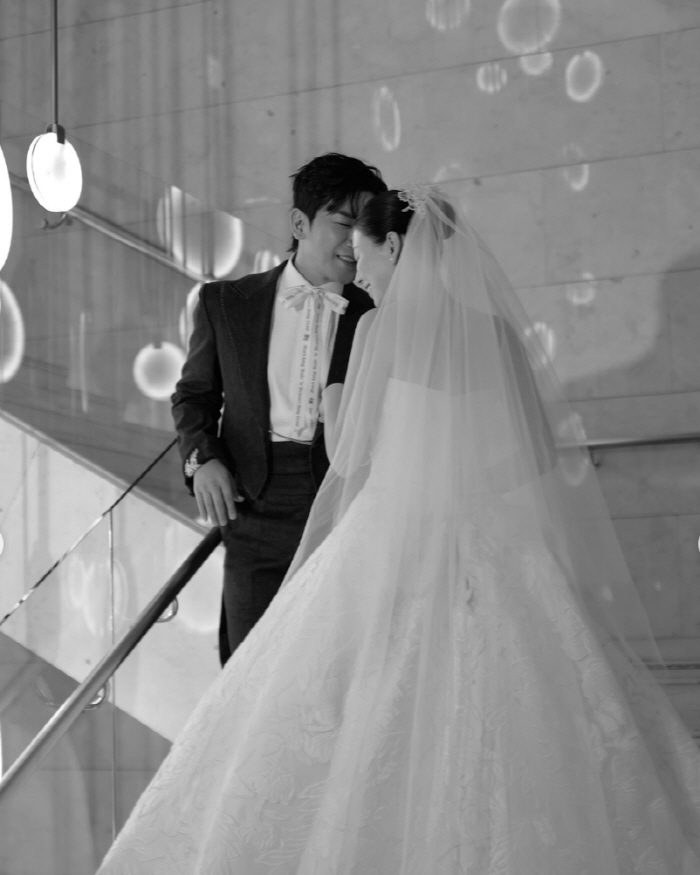 이민우, 결혼식 이틀만에 입 열었다..'신혜성 불참'엔 침묵 "인생 새출발" [전문]