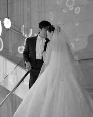 이민우, 결혼식 이틀만에 입 열었다..'신혜성 불참'엔 침묵 