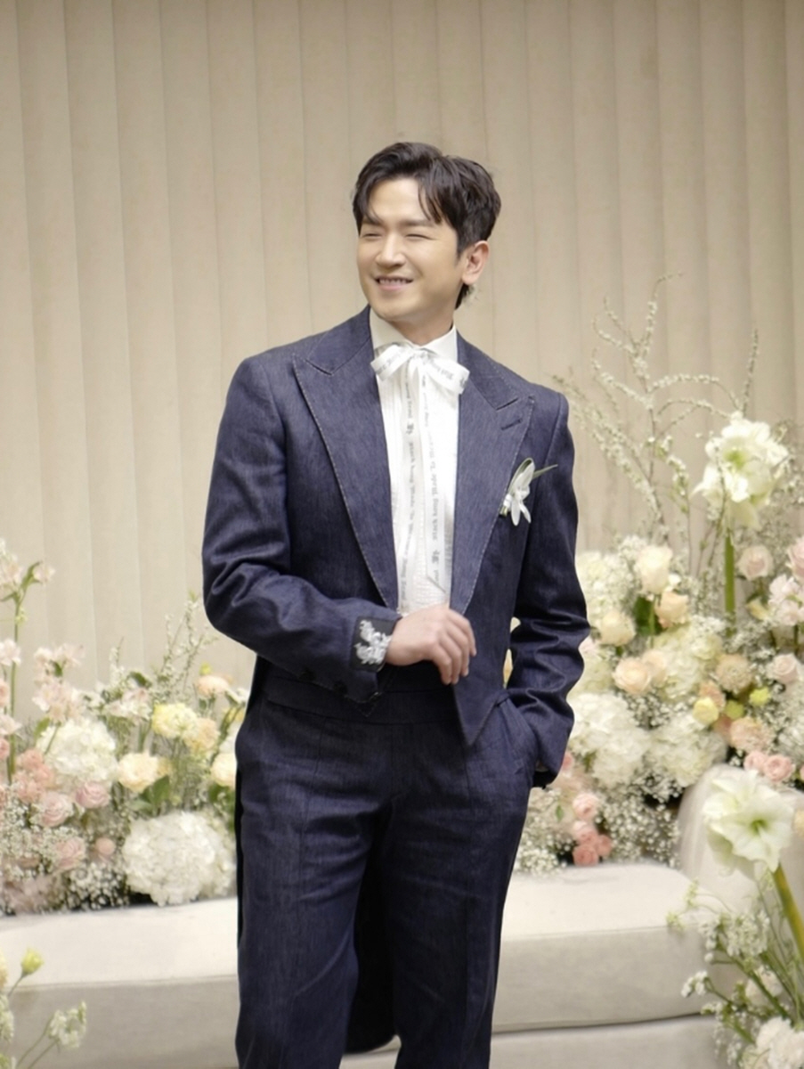 이민우, 결혼식 이틀만에 입 열었다..'신혜성 불참'엔 침묵 "인생 새출발" [전문]