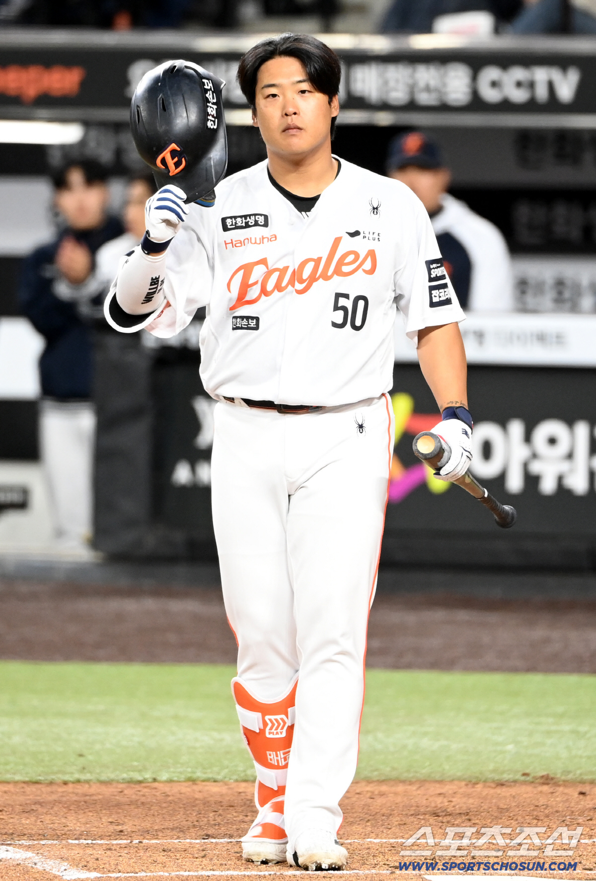 31일 대전한화생명볼파크에서 열린 KT와 한화의 경기. 한화 강백호가 2회초 타석에 들어서기 전 3루 관중석의 KT 팬들을 향해 인사하고 있다. 대전=허상욱 기자wook@sportschosun.com/2026.03.31/