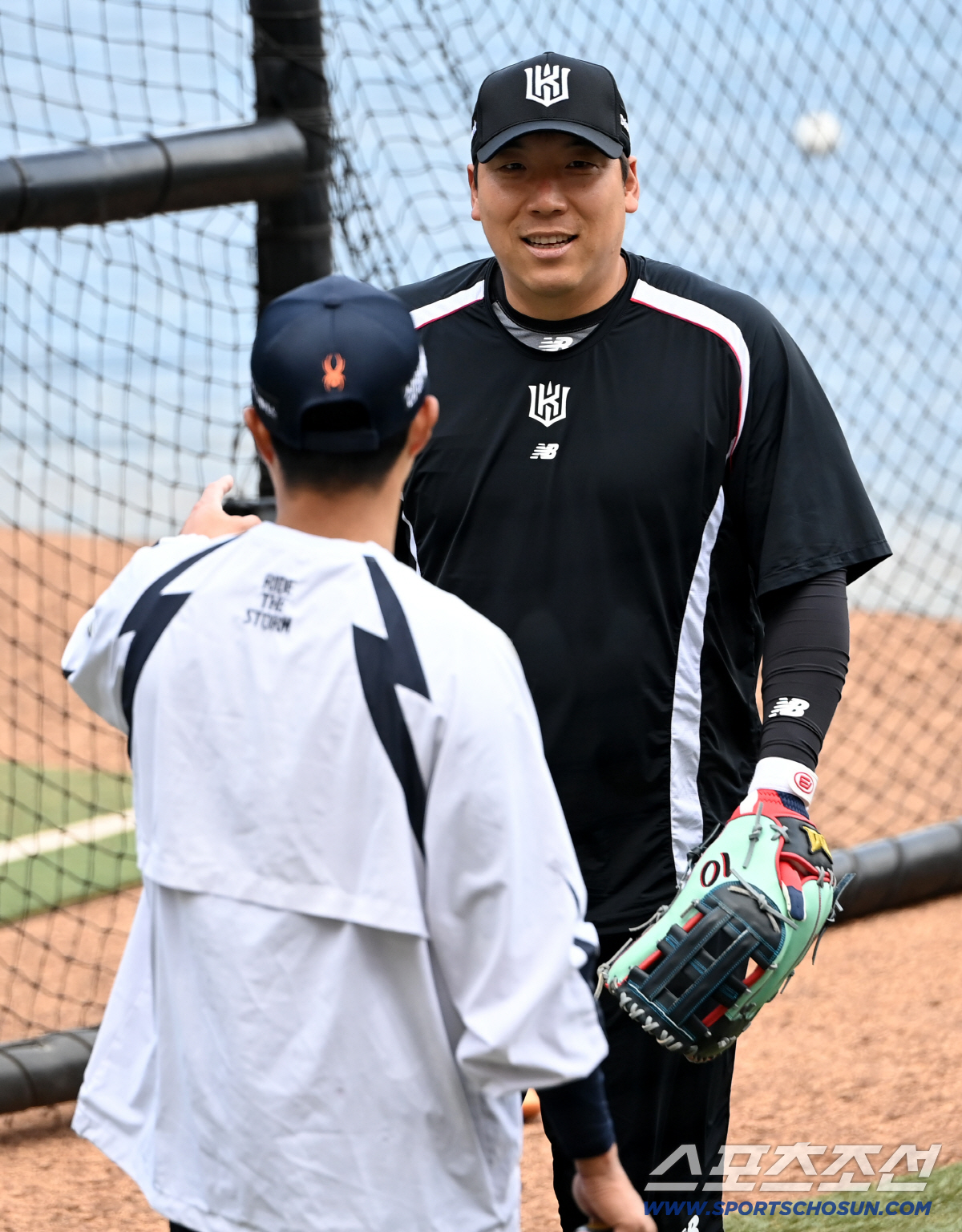 31일 대전한화생명볼파크에서 열린 KT와 한화의 경기. 김현수와 채은성이 인사를 나누고 있다. 대전=허상욱 기자wook@sportschosun.com/2026.03.31/