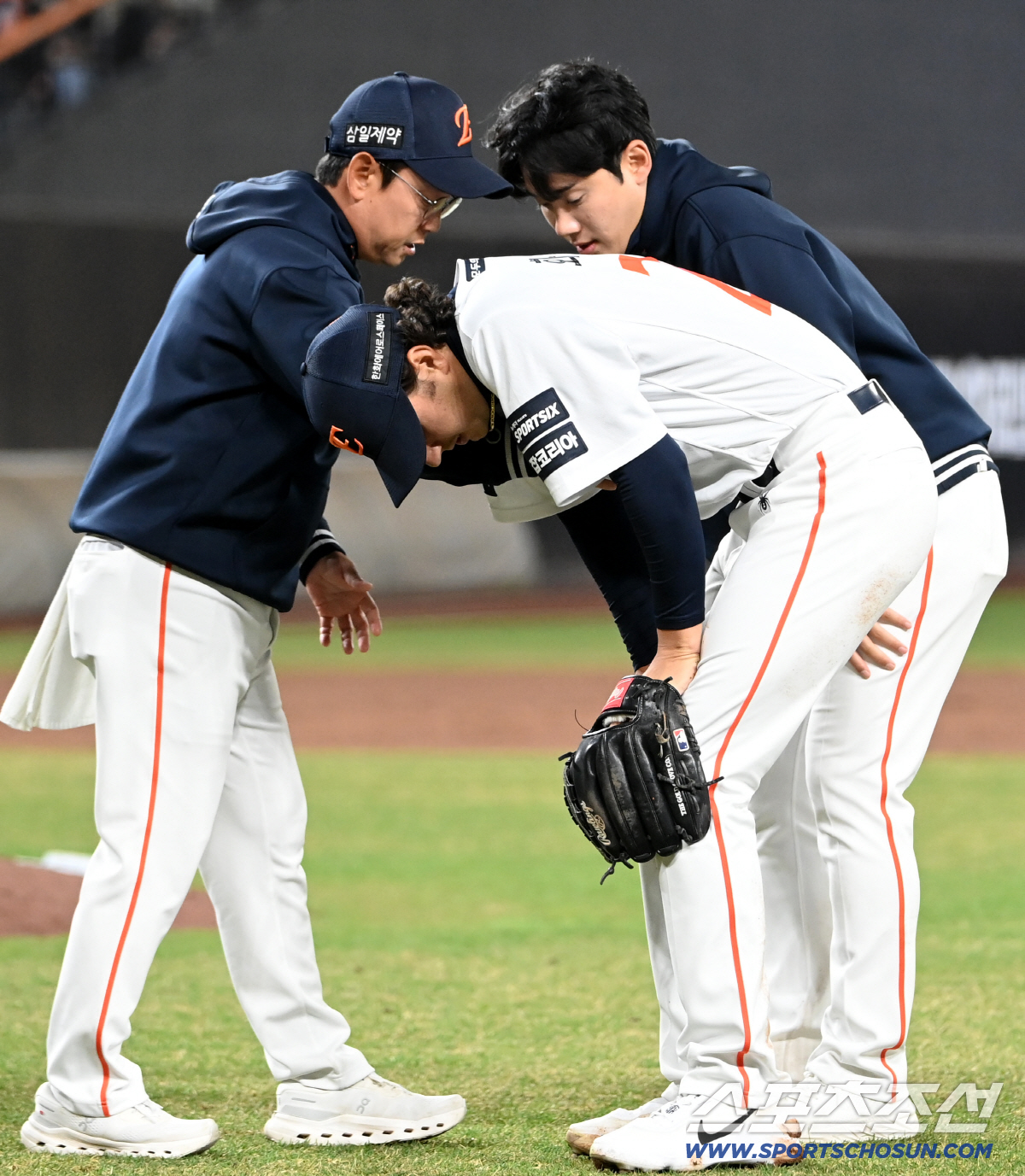 31일 대전한화생명볼파크에서 열린 KT와 한화의 경기. 3회초 무사 1,2루 한화 화이트가 KT 힐리어드의 땅볼타구때 1루 베이스 커버를 하다 부상을 당해 괴로워하고 있다. 화이트는 강재민과 교체됐다. 대전=허상욱 기자wook@sportschosun.com/2026.03.31/