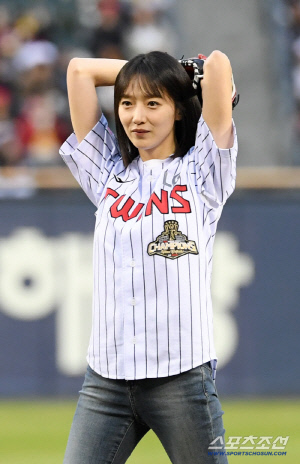 'LG 열혈팬' 배우 표예진, 승리기원 시구 나섰다…