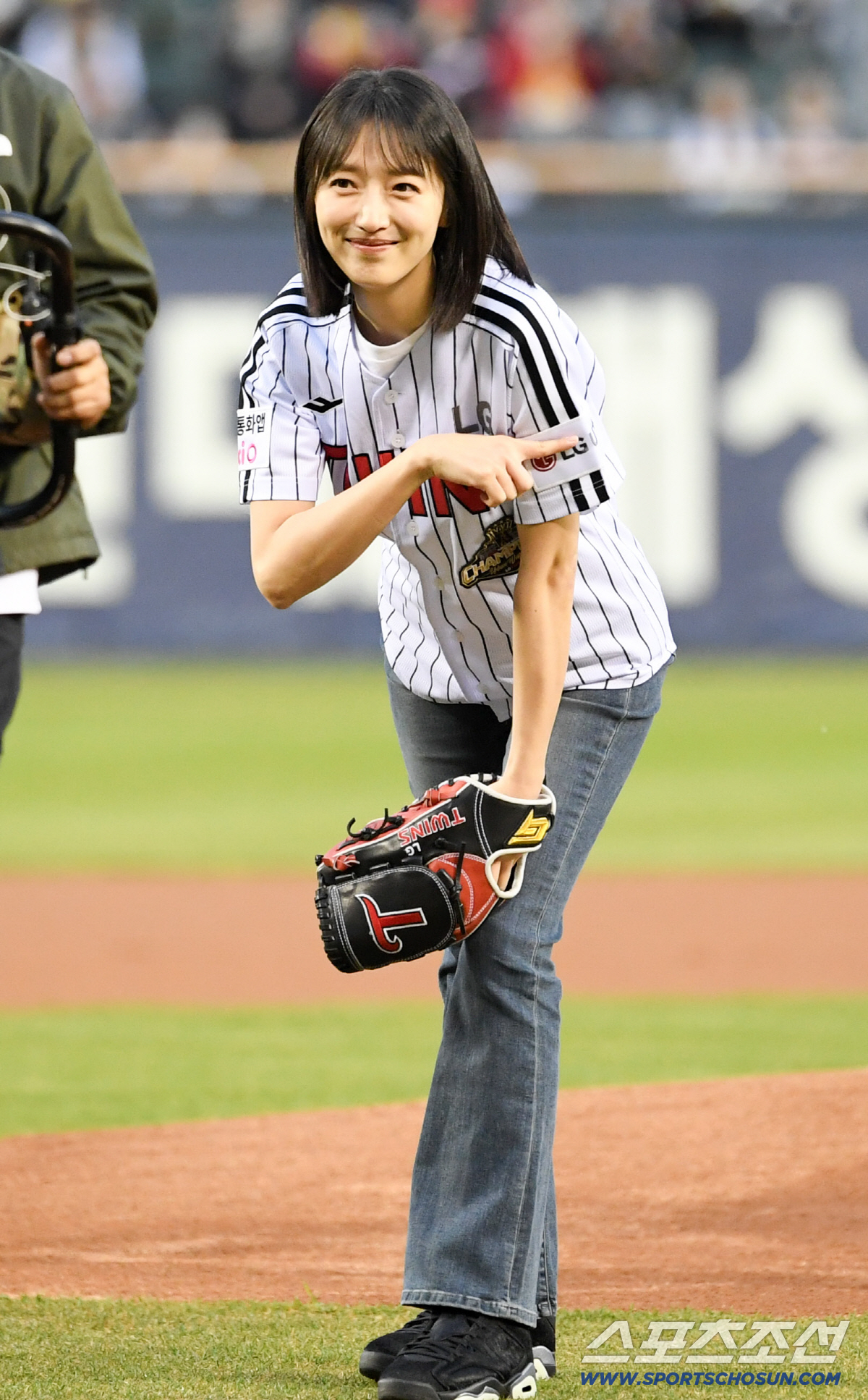 31일 잠실구장에서 열린 LG와 KIA의 경기. 표예진이 시구를 하고 있다. 잠실=박재만 기자 pjm@sportschosun.com/2026.03.31/