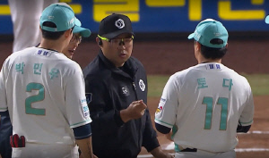 日 아쿼 투수 부정투구? → 심판 황급히 마운드 올라서 제지. 뭘 잘못했길래 [창원 현장]