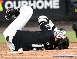 으악! 78억 투수, 올해 첫 등판서 146㎞ '헤드샷' 퇴장…나뒹군 베테랑 → 옛 동료라 더욱 안타깝다 [대전현장]