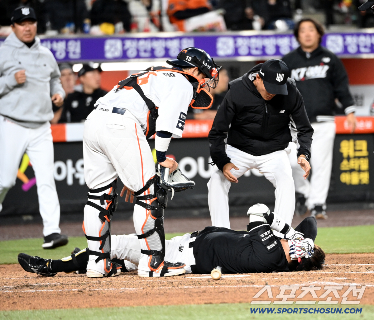 31일 대전한화생명볼파크에서 열린 KT와 한화의 경기. 5회초 1사 2루 KT 허경민이 한화 엄상백의 투구를 머리에 맞고 쓰러져 있다. 대전=허상욱 기자wook@sportschosun.com/2026.03.31/