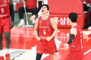 박지훈 변준형 다이내믹 듀오, 승부처 지배. LG 양준석 유기상 압도. 정관장 '안방 자존심' 지켰다. LG에 10점 차 완승