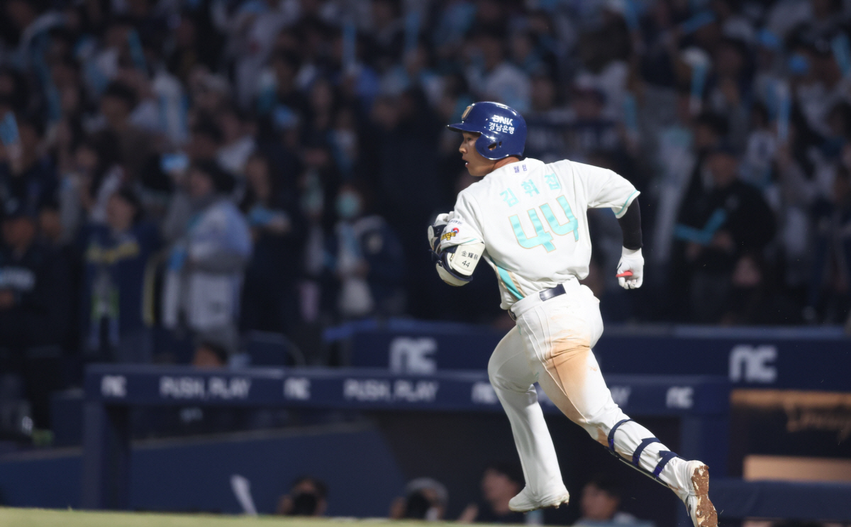 NC 김휘집 맹활약 (창원=연합뉴스) 김동민 기자 = 31일 경남 창원NC파크에서 열린 프로야구 2026 KBO리그 롯데 자이언츠와 NC 다이노스의 경기. 7회 말 1사 2·3루 상황 김휘집이 안타를 치고 달리고 있다. 2026.3.31 image@yna.co.kr(끝)