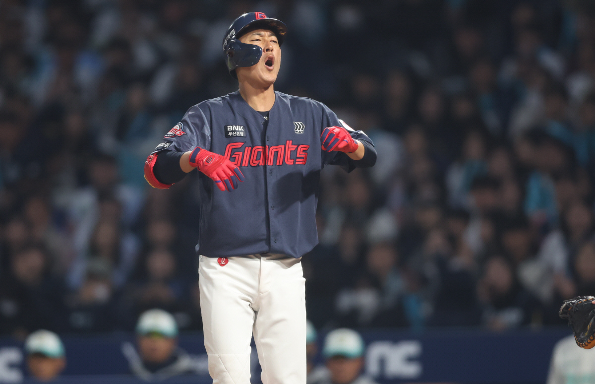 노진혁 '볼넷이 아니네' (창원=연합뉴스) 김동민 기자 = 31일 경남 창원NC파크에서 열린 프로야구 2026 KBO리그 롯데 자이언츠와 NC 다이노스의 경기. 3회 초 2사 만루 상황 롯데 5번 노진혁이 '볼' 판정이 나오지 않아 아쉬워하고 있다. 2026.3.31 image@yna.co.kr(끝)