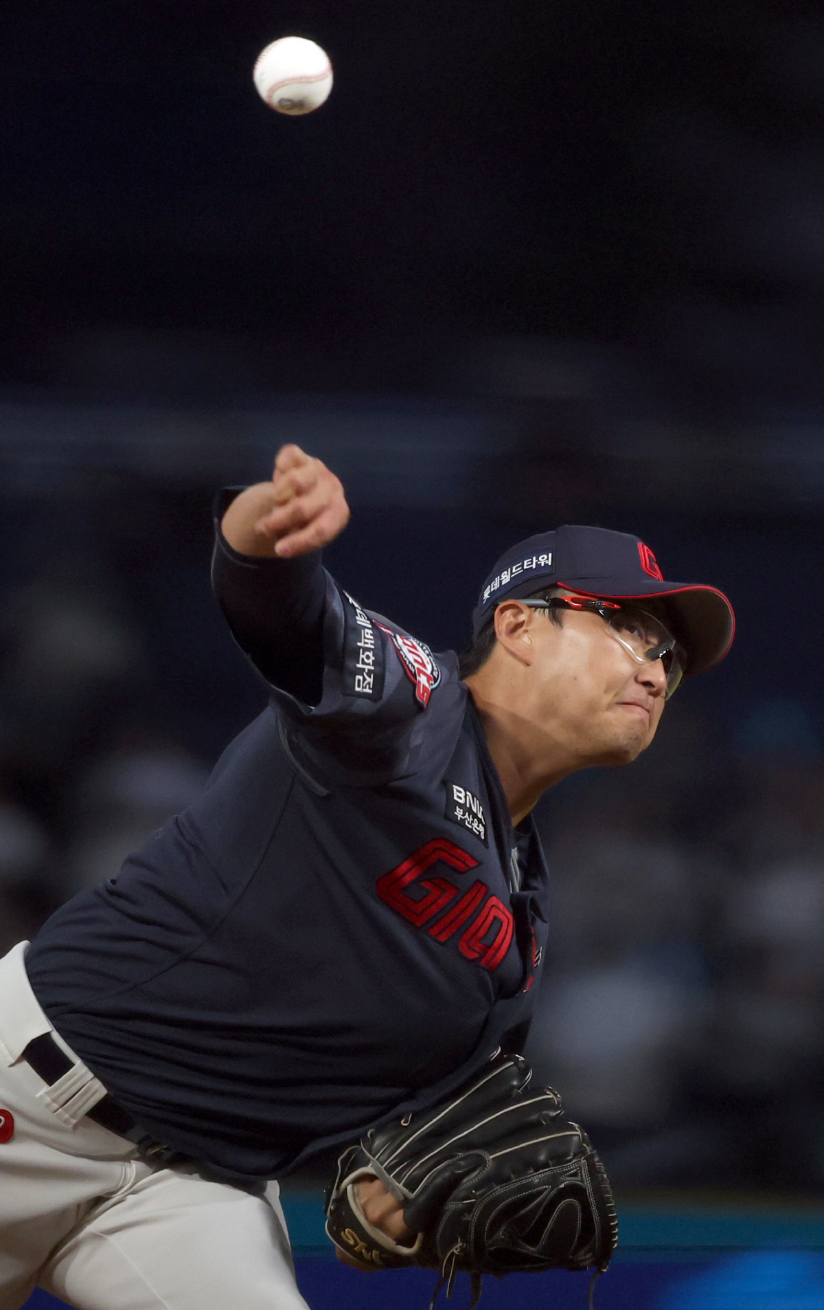 롯데 선발 박세웅 역투 (창원=연합뉴스) 김동민 기자 = 31일 경남 창원NC파크에서 열린 프로야구 2026 KBO리그 롯데 자이언츠와 NC 다이노스의 경기. 1회 말 롯데 선발 박세웅이 역투하고 있다. 2026.3.31 image@yna.co.kr(끝)