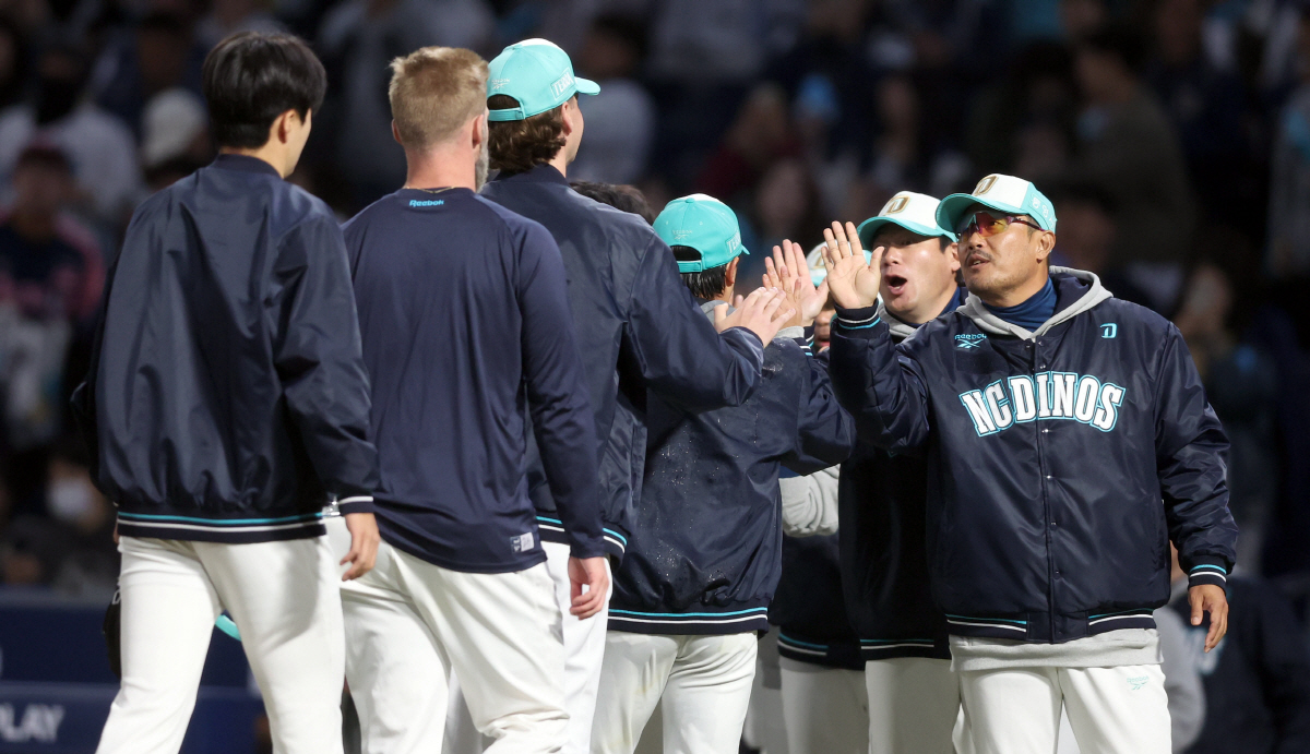 '낙동강 더비' NC, 롯데 상대 9대 2 승리 (창원=연합뉴스) 김동민 기자 = 31일 경남 창원NC파크에서 열린 프로야구 2026 KBO리그 롯데 자이언츠와 NC 다이노스의 경기 종료 후 롯데에 9대 2로 승리한 NC 이호준 감독 등 스태프가 선수단을 격려하고 있다. 2026.3.31 image@yna.co.kr(끝)