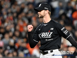 올해 첫 강백호 더비 '239분' 혈투 → 승자는? 대전 하늘 물들인 21안타 불꽃놀이…KT, 한화 잡고 3연승 선두질주 [대전리뷰]