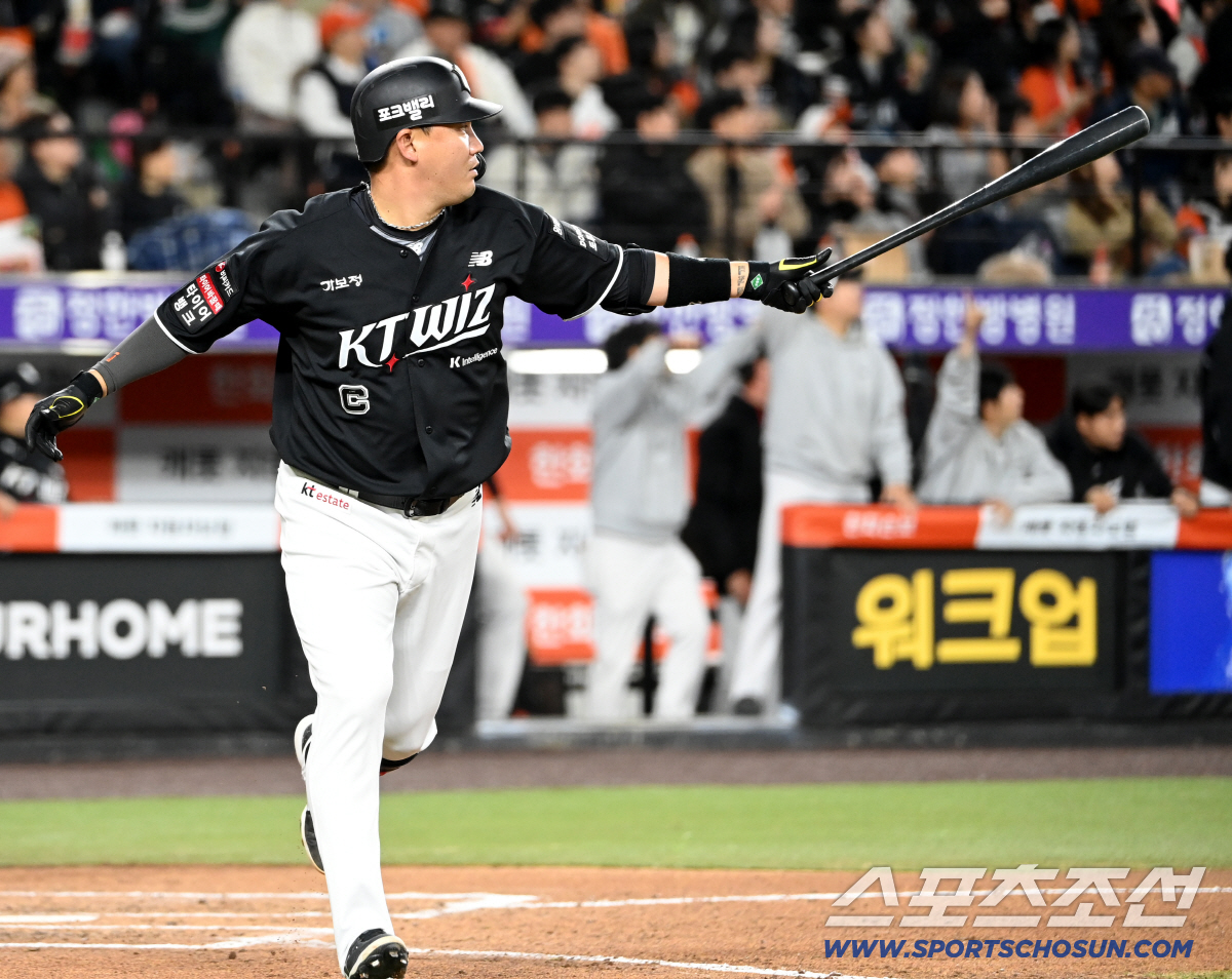 31일 대전한화생명볼파크에서 열린 KT와 한화의 경기. 6회초 1사 1,2루 KT 장성우가 좌익수 방면 큼지막한 타구를 치고 타구를 바라보며 1루로 달리고 있다. 좌익수 문현빈이 타구를 잡아내 장성우는 아웃됐다. 대전=허상욱 기자wook@sportschosun.com/2026.03.31/