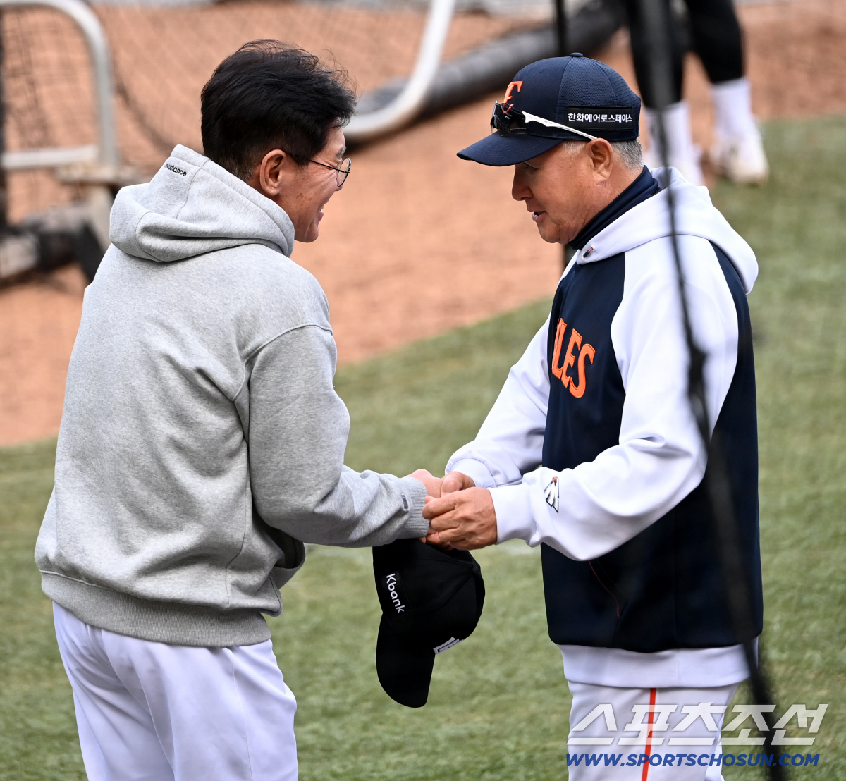 31일 대전한화생명볼파크에서 열린 KT와 한화의 경기. 이강철-김경문 감독이 인사를 나누고 있다. 대전=허상욱 기자wook@sportschosun.com/2026.03.31/
