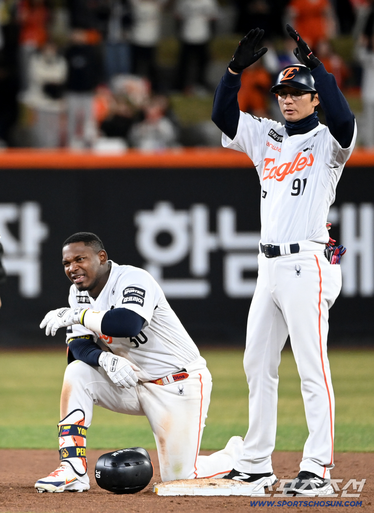 31일 대전한화생명볼파크에서 열린 KT와 한화의 경기. 8회말 2사 2,3루 한화 페라자가 2타점 2루타를 치고 KT 1루수 김현수와 부딪힌 뒤 힘든 표정으로 2루 베이스에 앉아있다. 대전=허상욱 기자wook@sportschosun.com/2026.03.31/