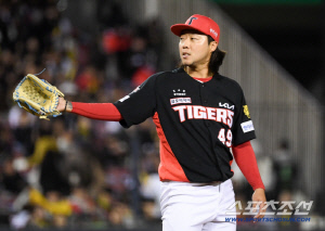 '오늘은 밥 먹을 자격 있죠?' 아웃카운트 0개 굴욕 씻은 김범수, 삼자범퇴로 완벽 반등 [잠실 현장]