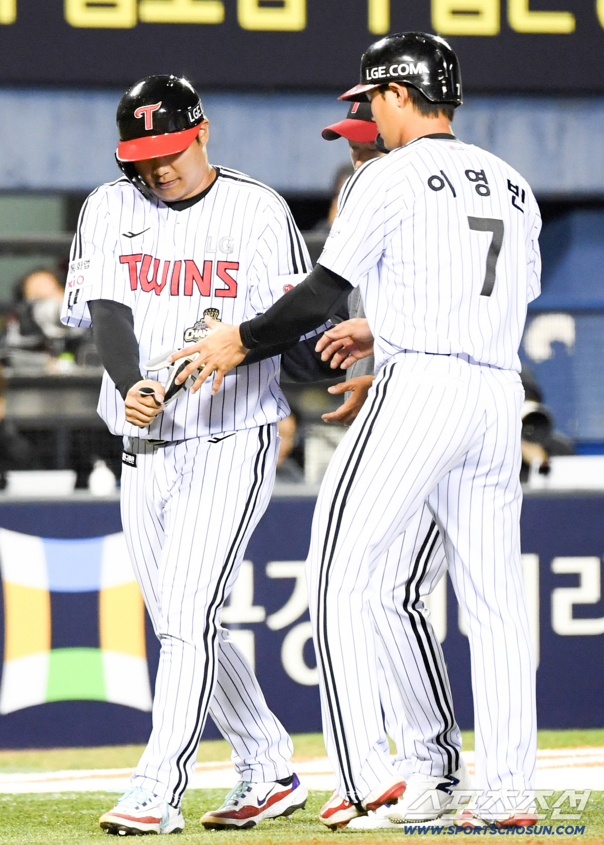 31일 잠실구장에서 열린 LG와 KIA의 경기. LG 문보경이 7회말 주루 과정에서 불편함을 호소한 뒤 교체되고 있다. 잠실=박재만 기자 pjm@sportschosun.com/2026.03.31/