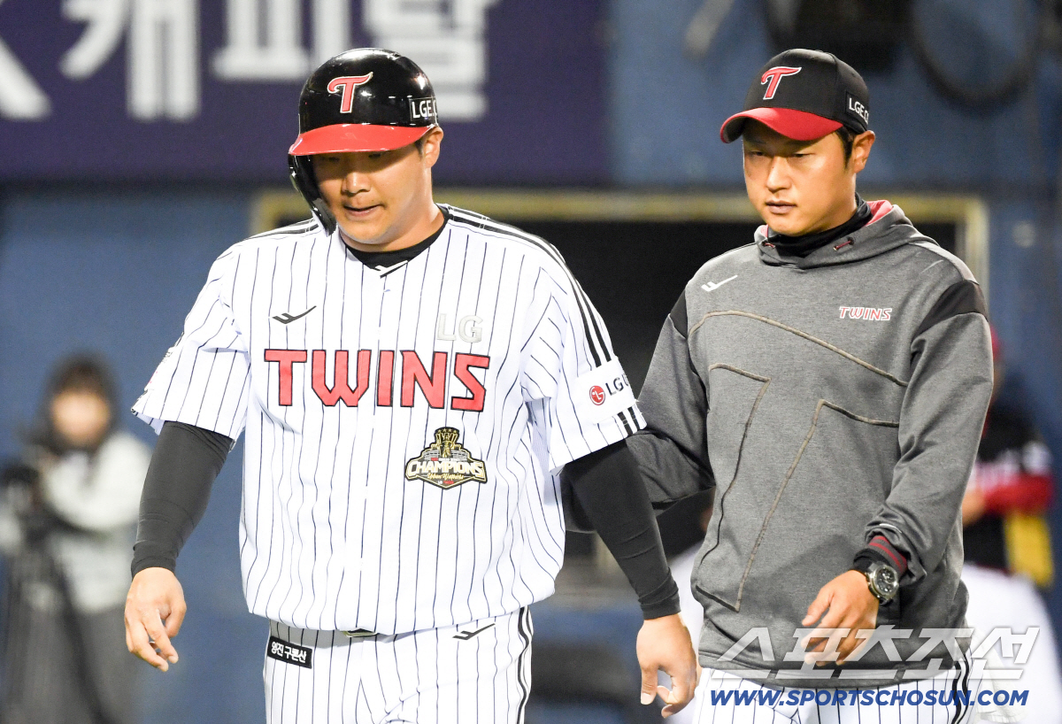 31일 잠실구장에서 열린 LG와 KIA의 경기. LG 문보경이 7회말 주루 과정에서 불편함을 호소한 뒤 교체되고 있다. 잠실=박재만 기자 pjm@sportschosun.com/2026.03.31/