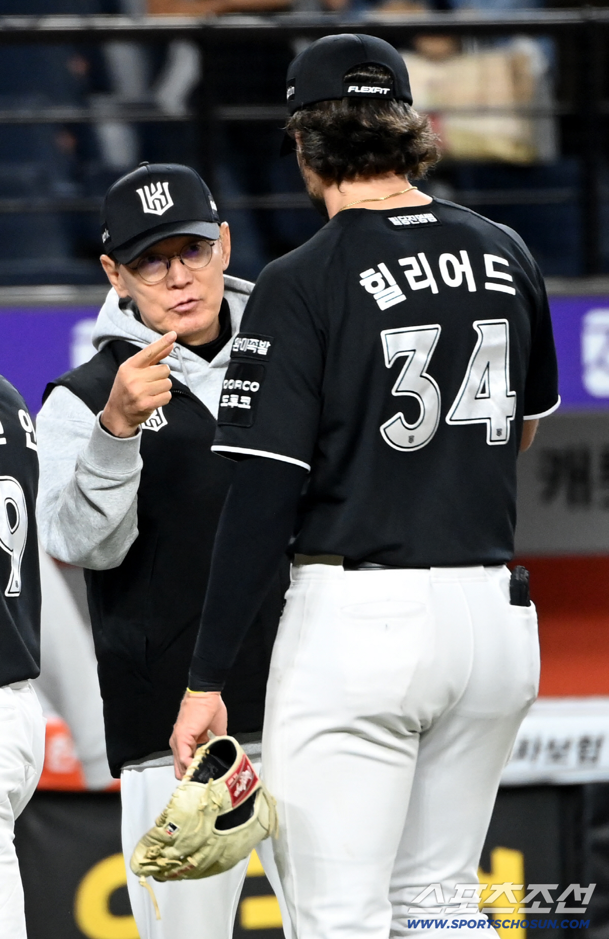 31일 대전한화생명볼파크에서 열린 KT와 한화의 경기. KT가 9대4로 승리하며 개막 3연승을 달렸다. 승리의 기쁨을 나누는 이강철 감독과 힐리어드의 모습. 대전=허상욱 기자wook@sportschosun.com/2026.03.31/