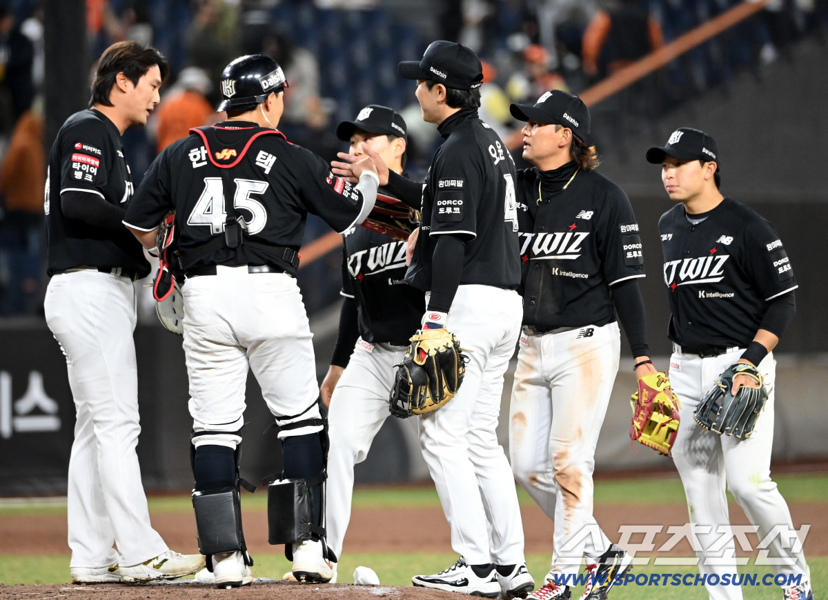 31일 대전한화생명볼파크에서 열린 KT와 한화의 경기. KT가 9대4로 승리하며 개막 3연승을 달렸다. 승리의 기쁨을 나누는 KT 선수들의 모습. 대전=허상욱 기자wook@sportschosun.com/2026.03.31/