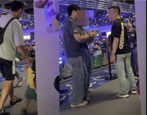 '역대급' 야구장 알바생 뺨 때린 관중, 영구 출입 금지에 해고까지 당했다