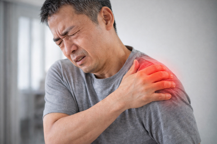 헷갈리는 어깨 통증, 질환별 구분법은?…팔 올렸을 때 통증 줄면 목 디스크 의심
