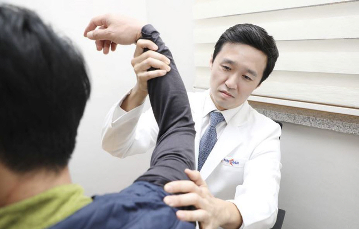 ◇진료 중인 힘찬병원 정형외과 최경원 진료원장.