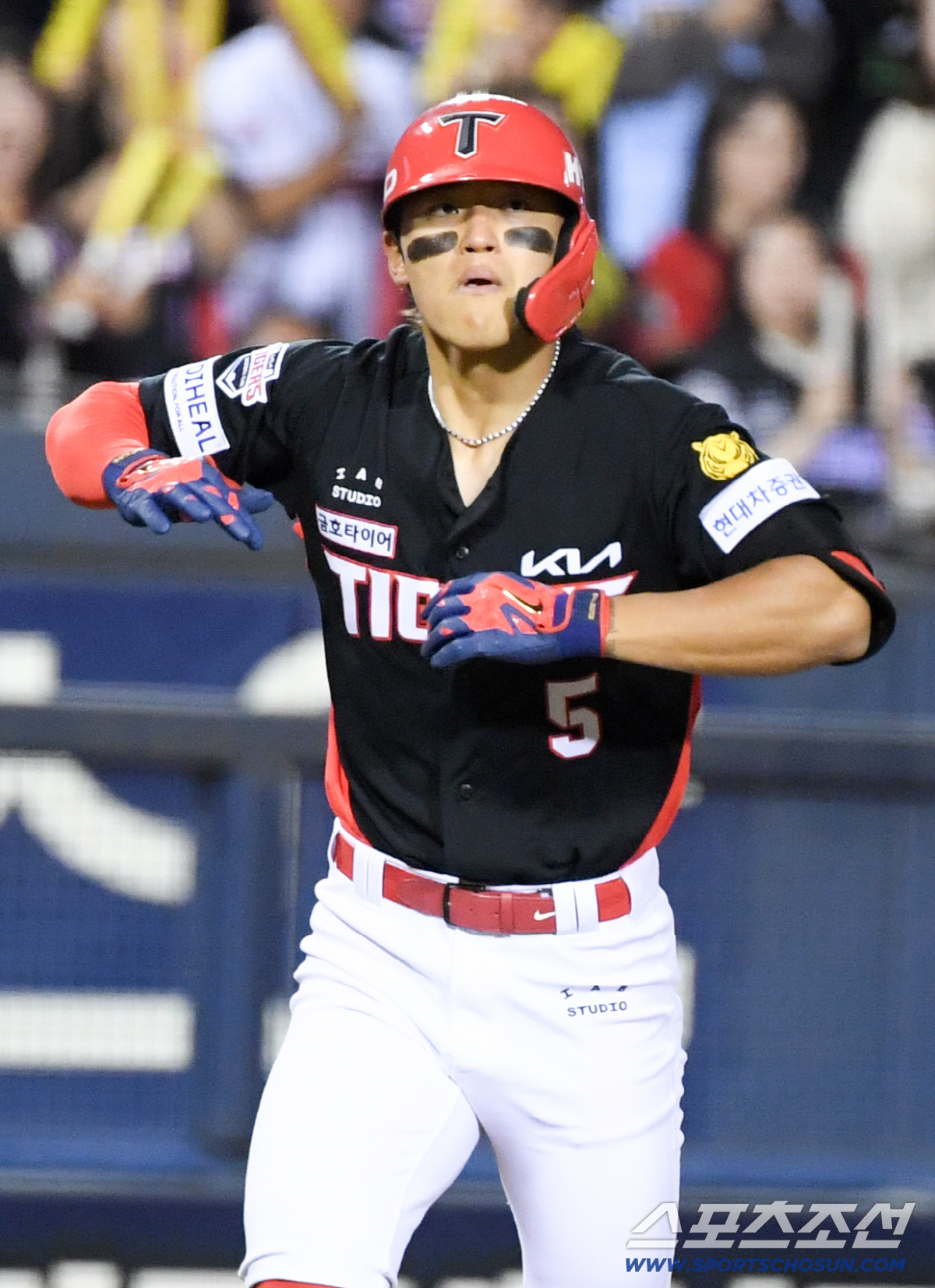 김도영은 투런포를 날린 뒤 환호했다.