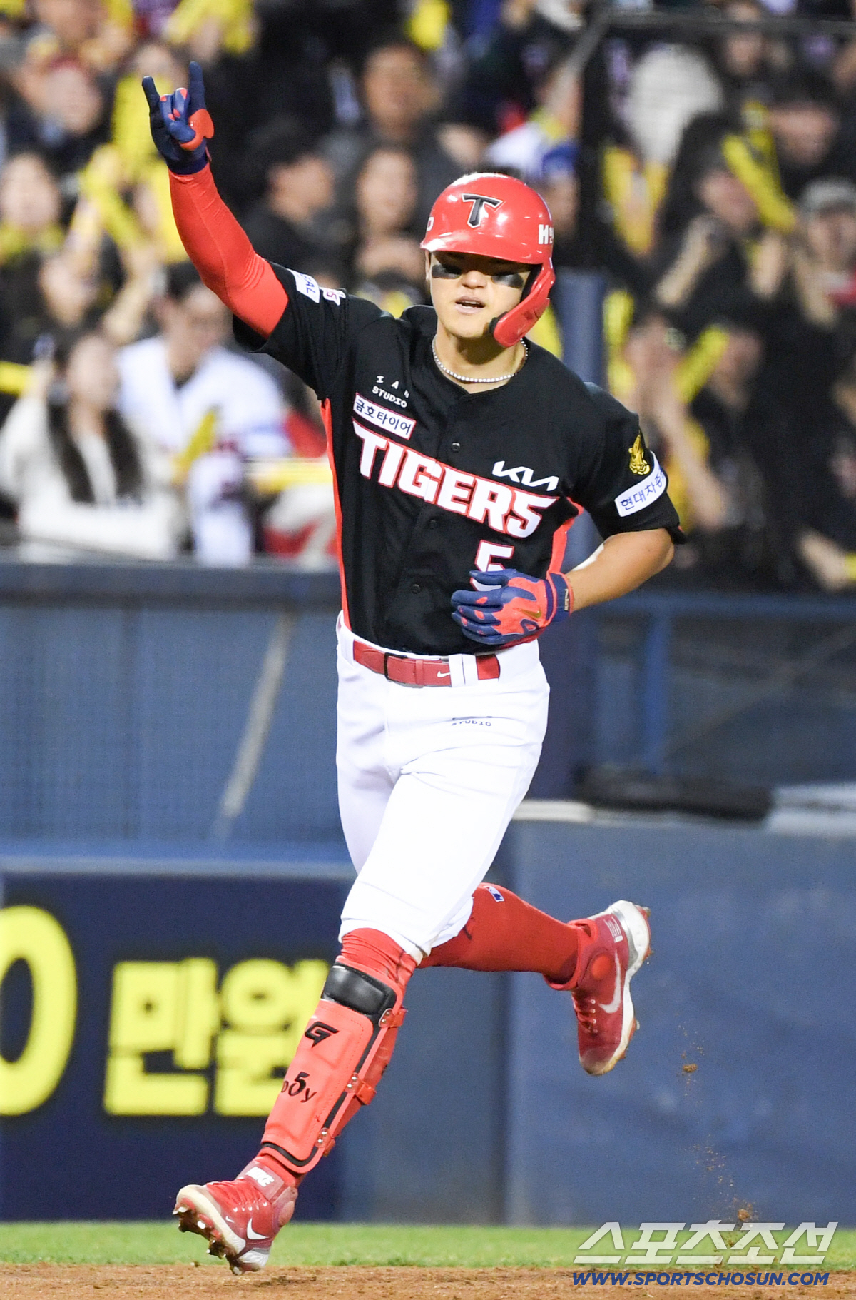 잠실구장 담장을 넘기며 시즌 첫 홈런포를 가동한 김도영은 포효했다.