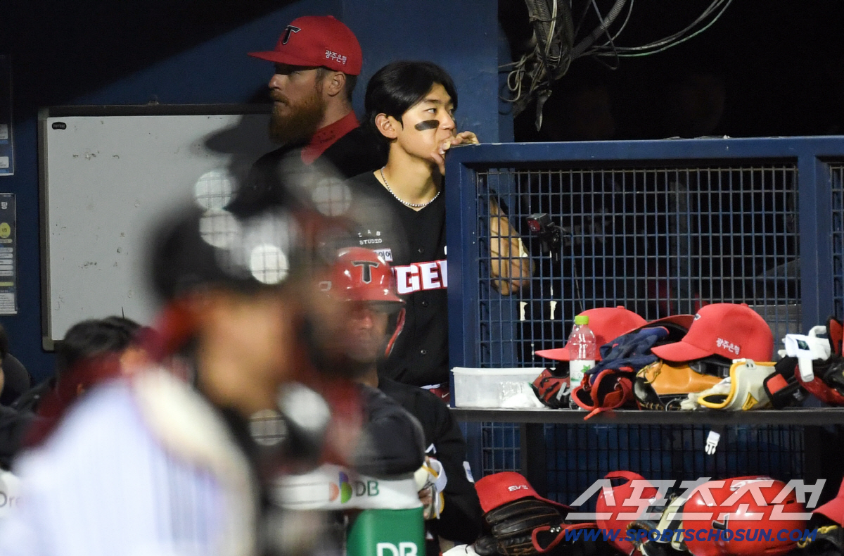 홈런성 타구가 잡힌 뒤 아쉬움이 컸는지 김도영은 외야를 바라봤다.