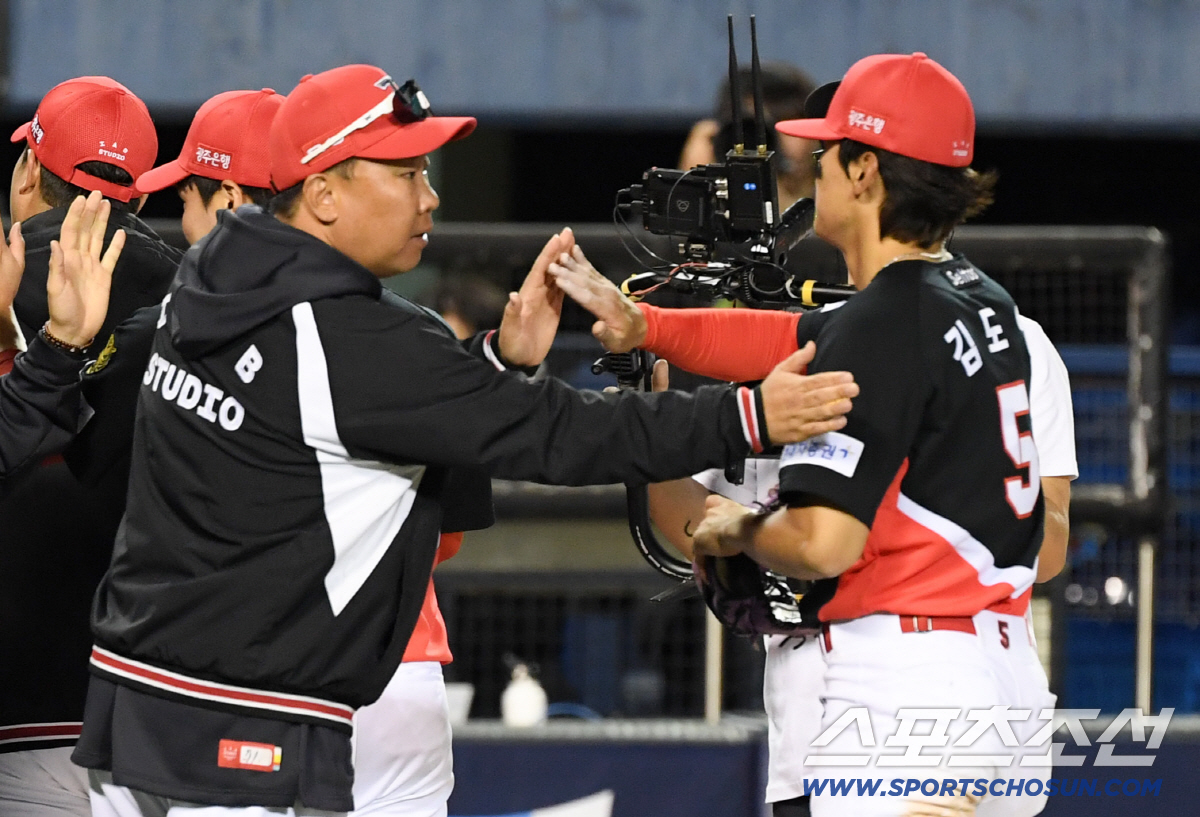 개막 2연패를 끊은 뒤 김도영을 맞이한 이범호 감독.