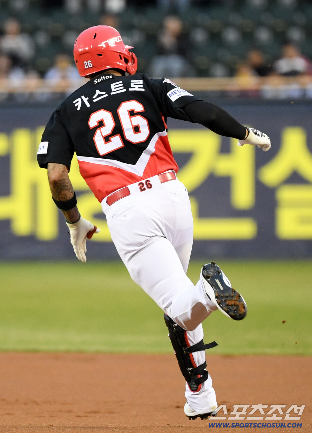 카스트로는 잠실구장을 가른 뒤 힘차게 달렸다.