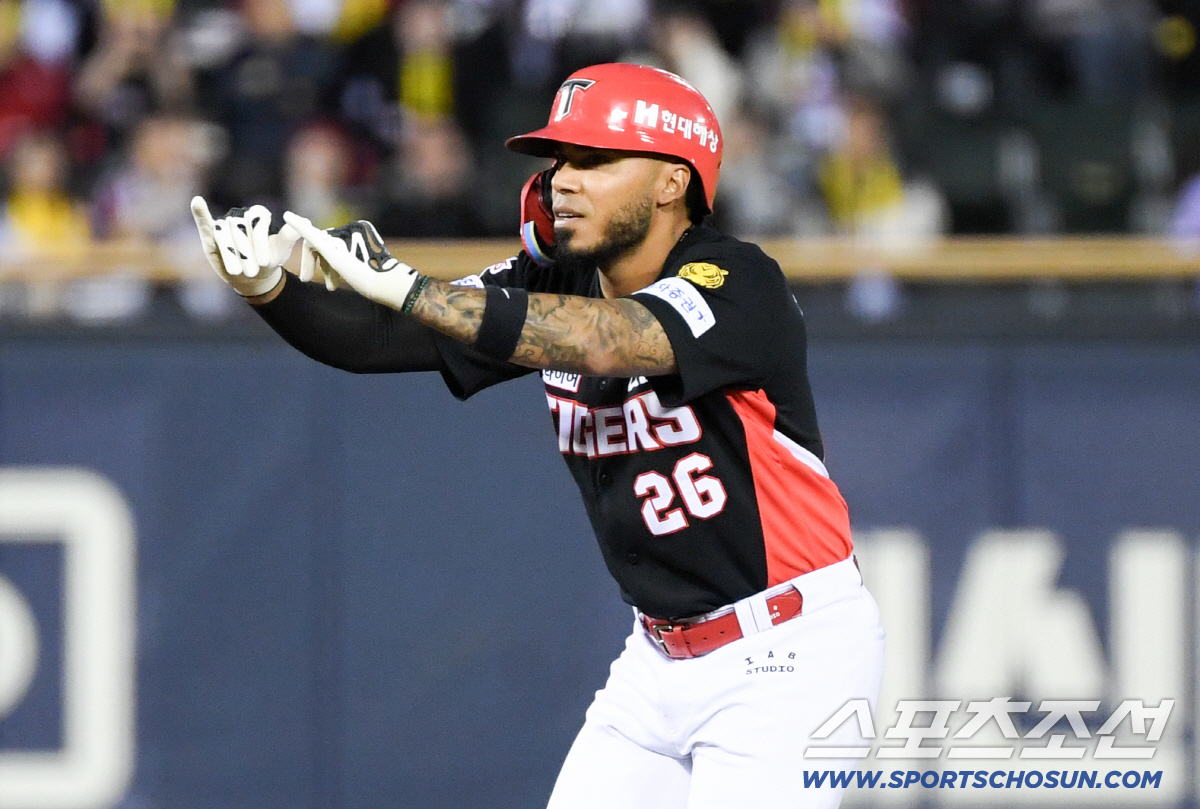 3경기 연속 멀티히트 뜨거운 타격감을 뽐낸 카스트로가 KIA 타이거즈 분위기를 뜨겁게 달궜다.