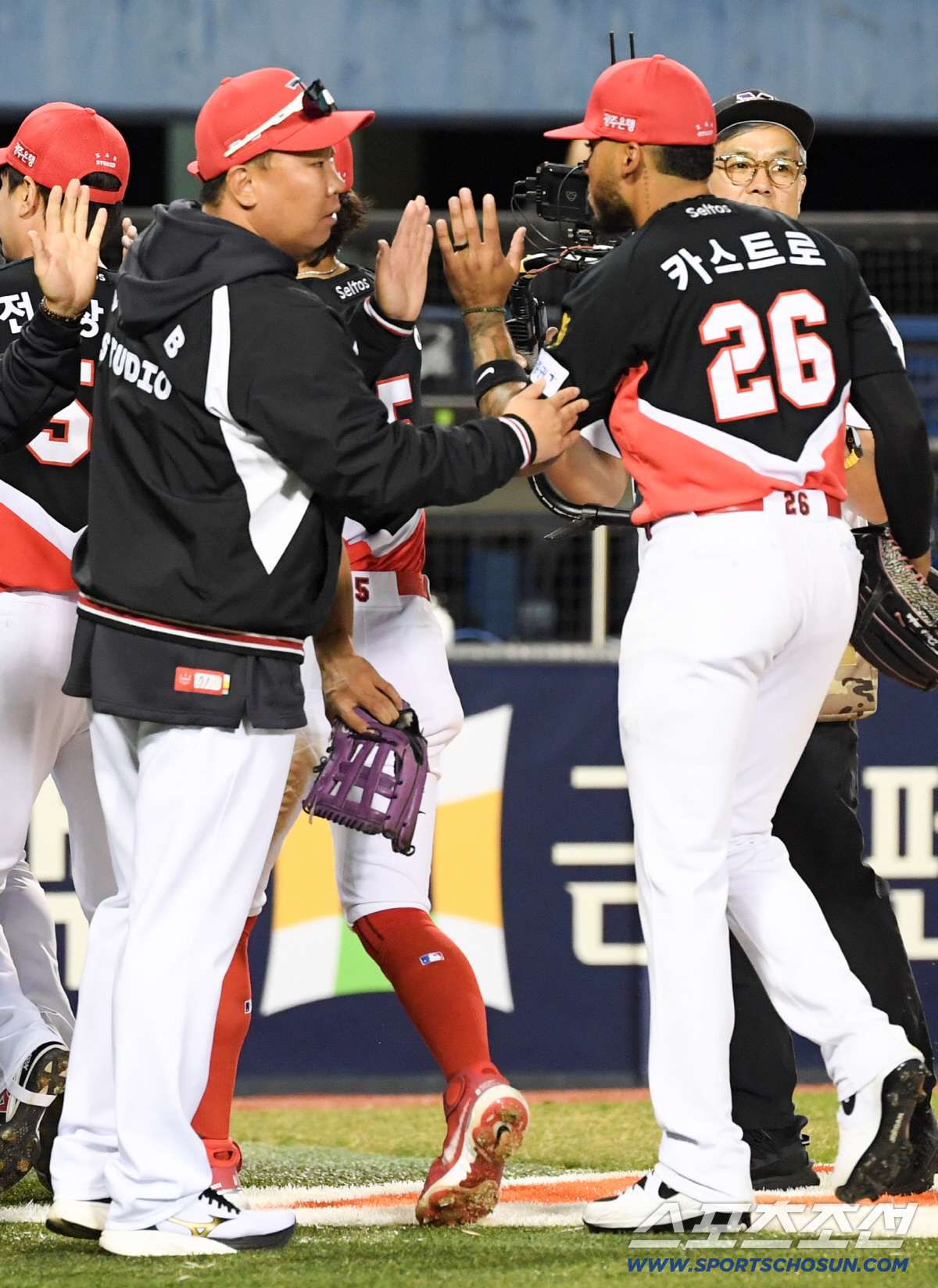 3경기 연속 멀티히트 카스트로를 격하게 반긴 이범호 감독.