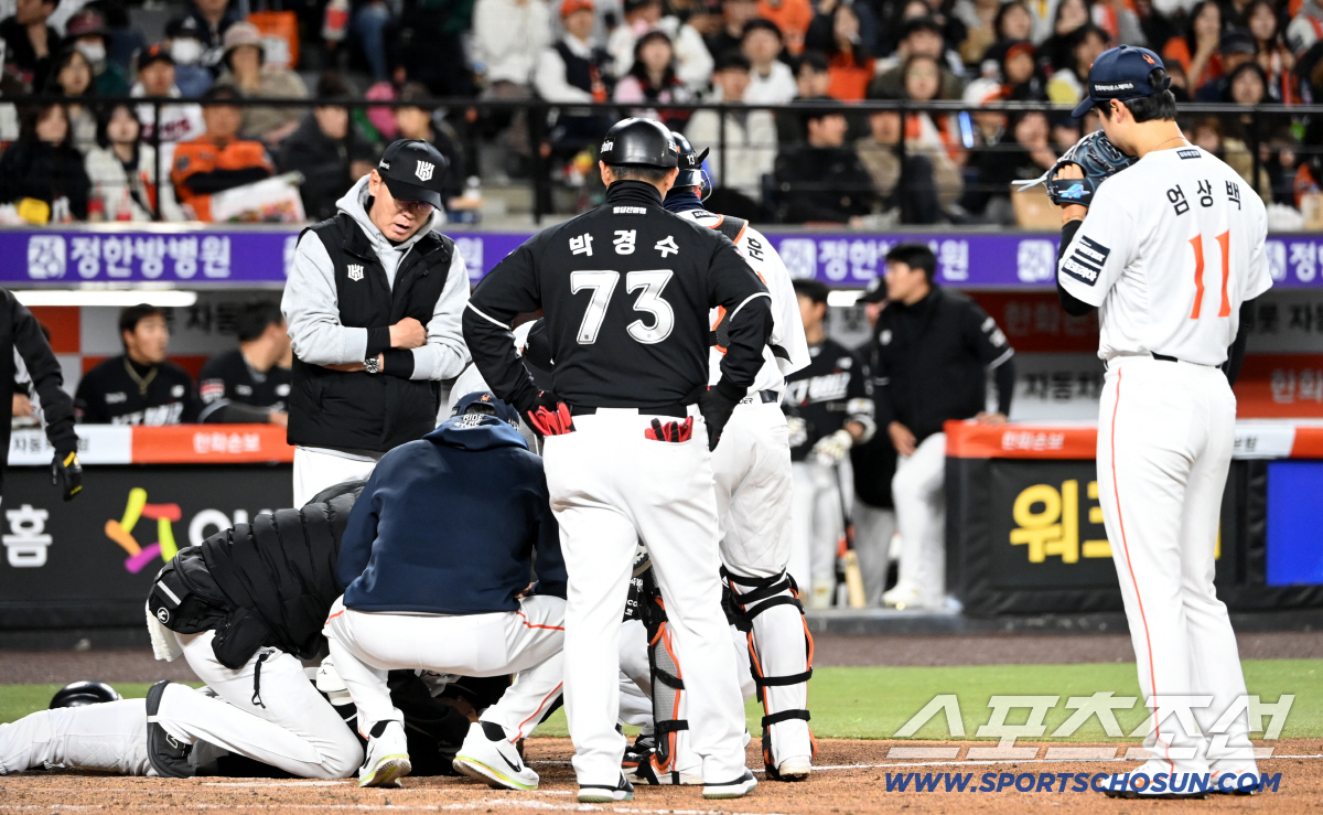 쓰러진 허경민을 보기 위해 나온 이강철 감독과 당혹스러운 엄상백