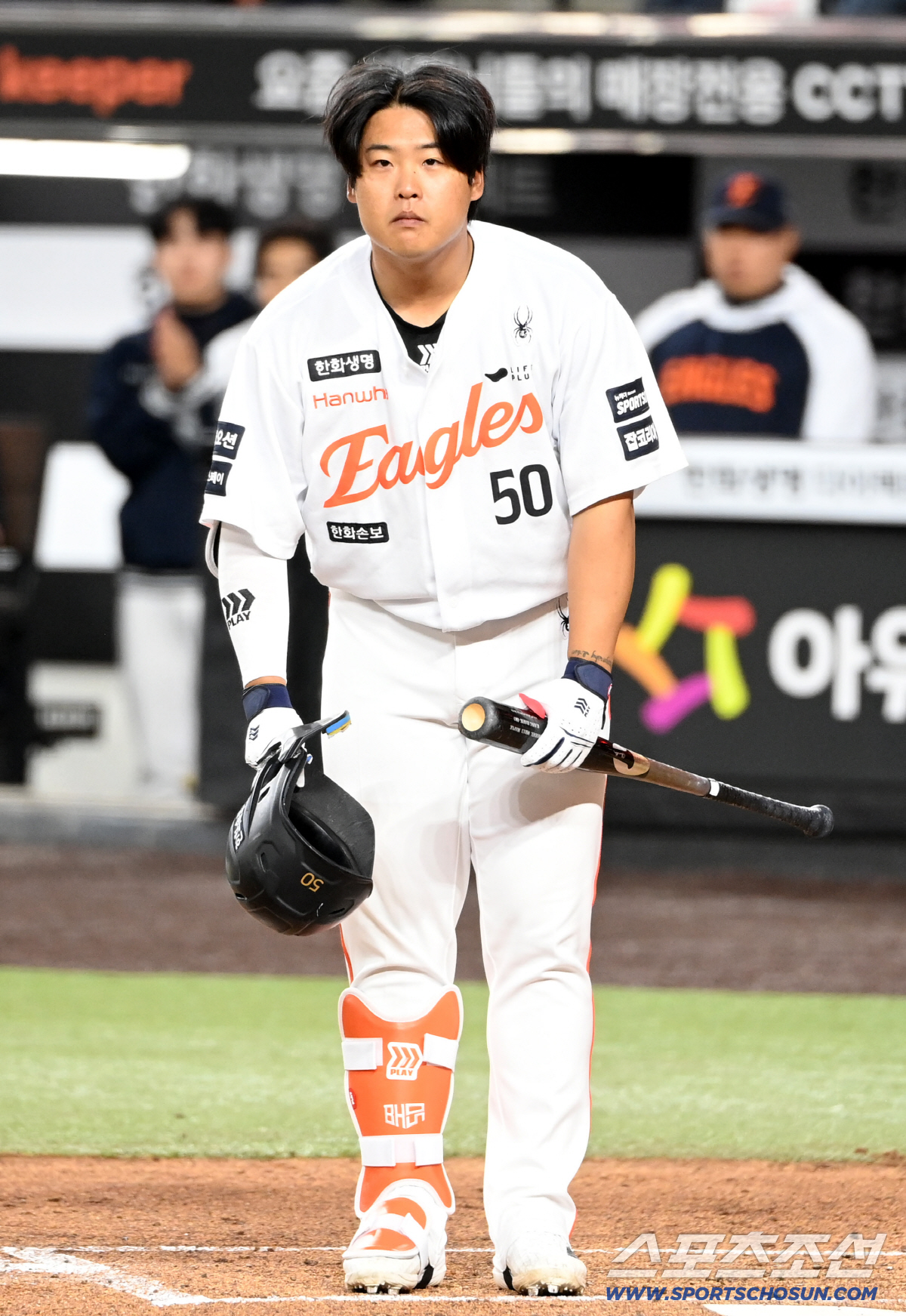 2회말 첫 타석에 들어선 강백호가 KT 팬들을 향해 헬멧을 벗었다