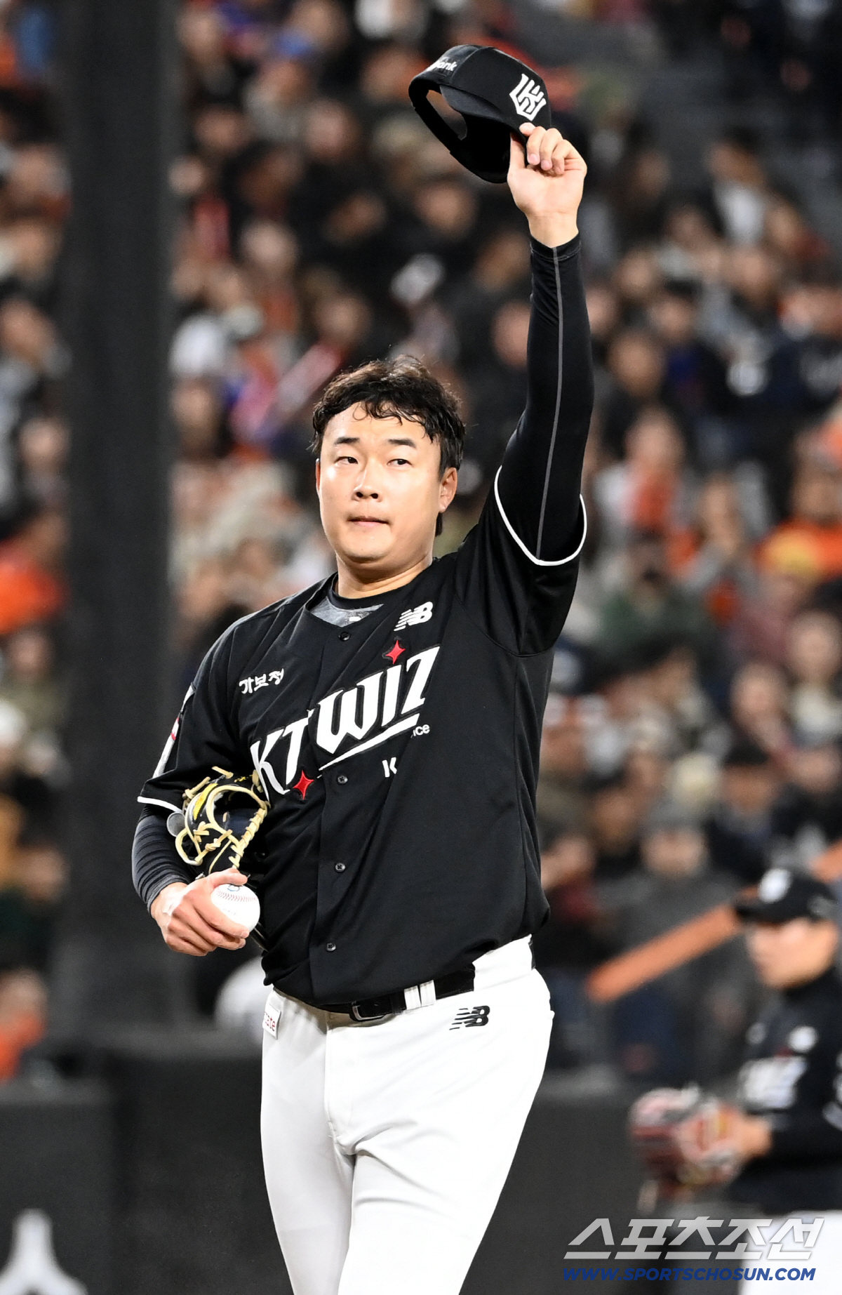 6회말 등판한 KT 한승혁이 1루 관중석의 한화 팬들에게 모자를 벗어 인사를 전했다.