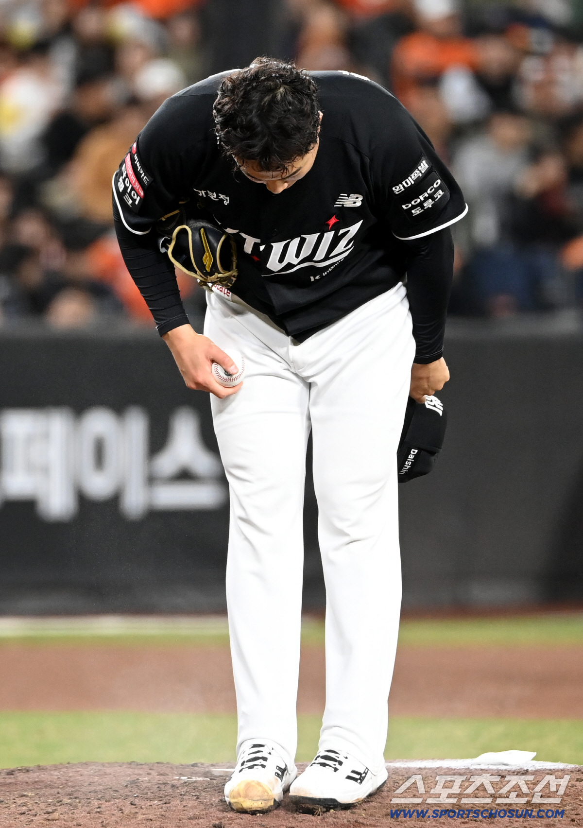 한화 팬들에게 90도 인사로 감사함을 표현하는 모습