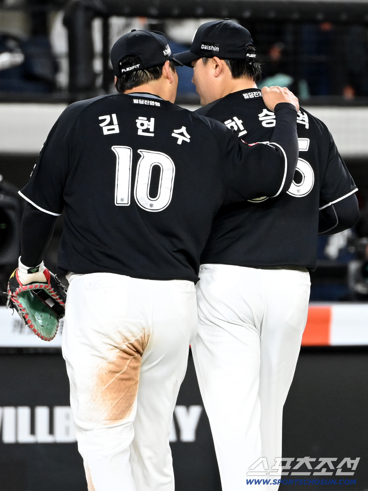 한승혁은 6회 1이닝을 1볼넷 1탈삼진 무실점 완벽투로 홀드를 기록하며 친정팀을 상대로 임무 완수