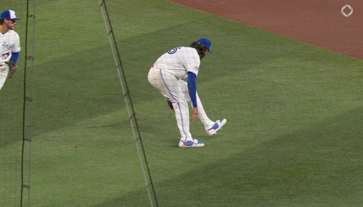 땅볼을 잡으러 가던 코디 폰세의 오른쪽 다리가 그라운드에 닿는 순간 바깥쪽으로 과도하게 꺾이고 있다. 사진=MLB.TV 캡처