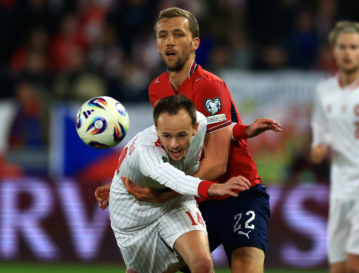 epa12862628 Denmark's Mikkel Damsgaard (L) in action against Czech Republic's Tomas Soucek (R) during the FIFA World Cup 2026 European playoff match between the Czech Republic and Denmark in Prague, Czech Republic, 31 March 2026. EPA/MARTIN DIVISEK