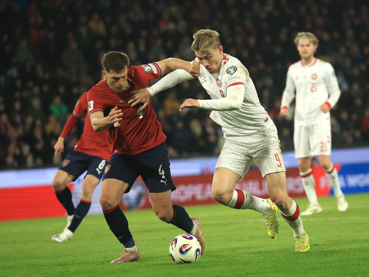 epa12862555 Denmark's Rasmus Hojlund (R) in action against Czech Republic's Robin Hranac (L) during the FIFA World Cup 2026 European playoff match between the Czech Republic and Denmark in Prague, Czech Republic, 31 March 2026. EPA/MARTIN DIVISEK
