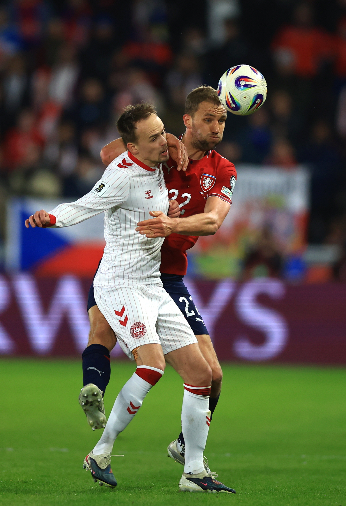 epa12862578 Denmark's Mikkel Damsgaard (L) in action against Czech Republic's Tomas Soucek (R) during the FIFA World Cup 2026 European playoff match between the Czech Republic and Denmark in Prague, Czech Republic, 31 March 2026. EPA/MARTIN DIVISEK