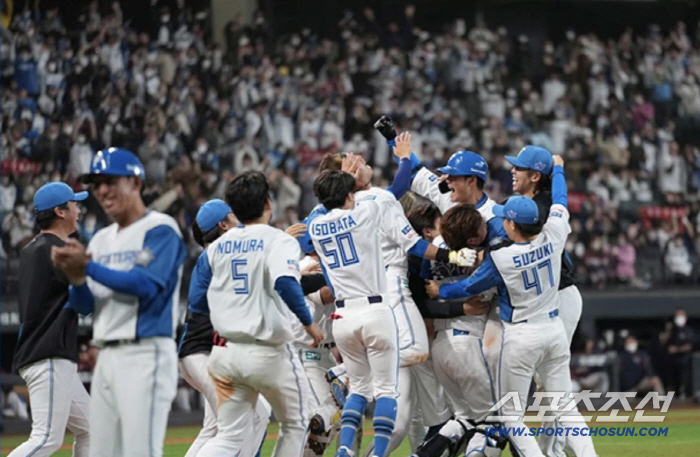 강력한 우승 후보인 니혼햄은 지난 주말 소프트뱅크와 개막 3연전을 모두 내줘 충격이 컸다. 니혼햄은 3월 31일 지바 롯데와 홈 개막전에서 호소노가 완벽투를 펼치고, 타선이 9점을 뽑아 홈 팬들 앞에서 시즌 첫승을 신고할 수 있었다. 사진캡처=니혼햄 파이터스 SNS