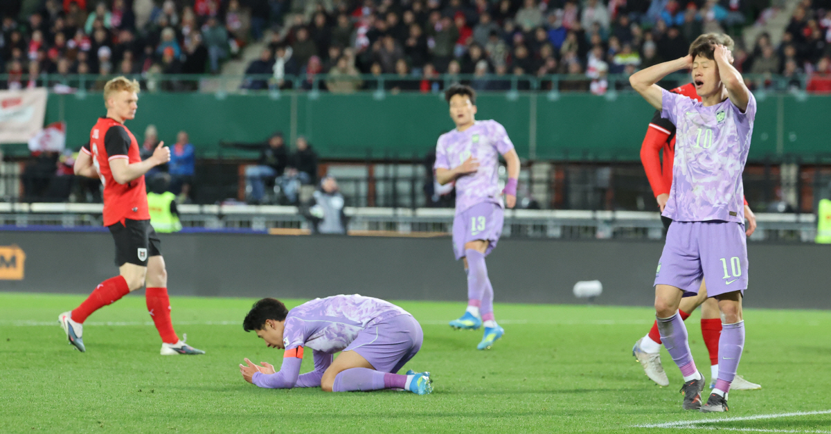 득점실패 아쉬워 하는 손흥민, 이재성 (빈[오스트리아]=연합뉴스) 최재구 기자 = 31일(현지시간) 오스트리아 빈 에른스트 하펠 스타디움에서 열린 한국 축구 국가대표팀과 오스트리아의 평가전에서 손흥민의 슛이 득점에 실패하자 손흥민과, 이재성이 아쉬워 하고 있다. 2026.4.1