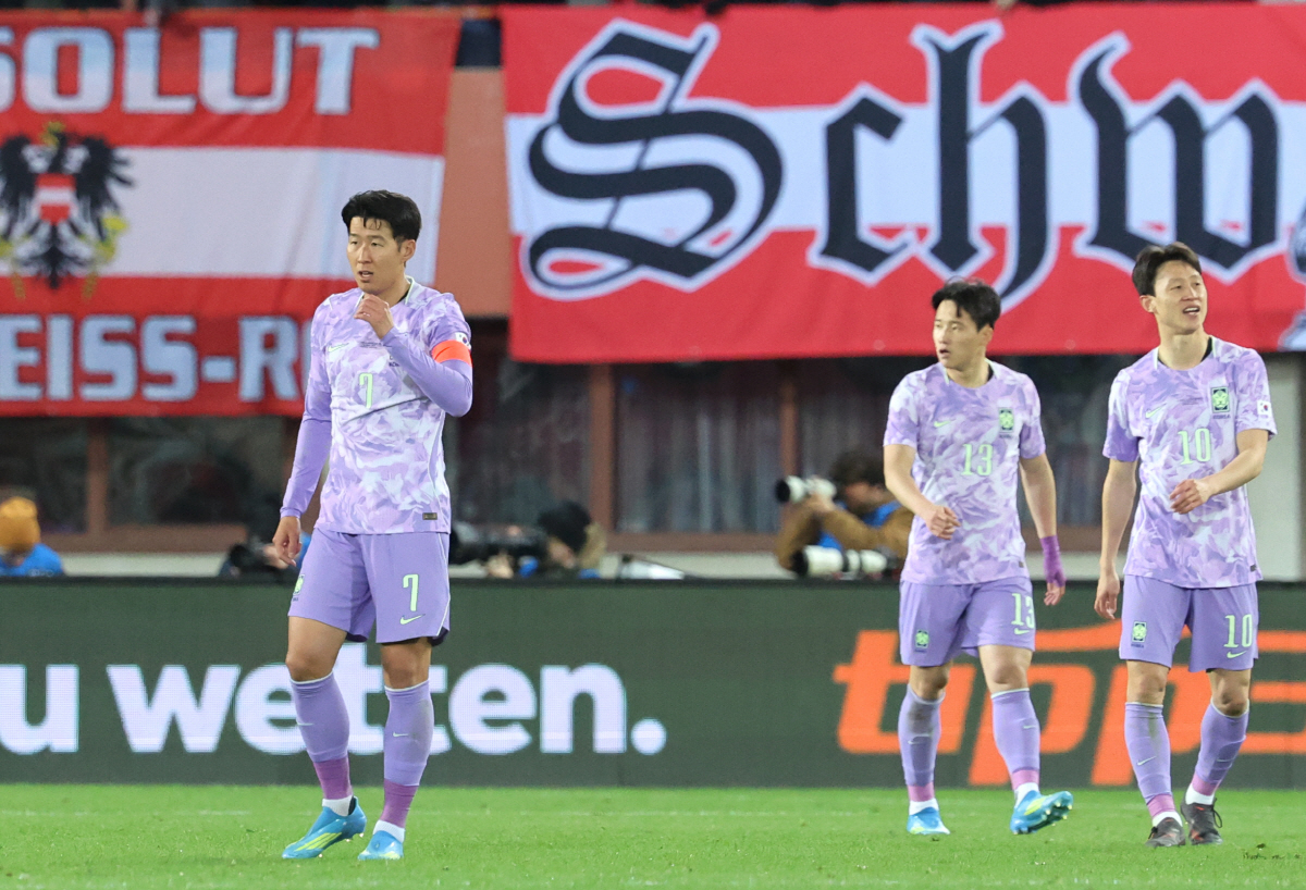 실점 아쉬워 하는 한국 (빈[오스트리아]=연합뉴스) 최재구 기자 = 31일(현지시간) 오스트리아 빈 에른스트 하펠 스타디움에서 열린 한국 축구 국가대표팀과 오스트리아의 평가전에서 한국 선수들이 실점 후 아쉬워 하고 있다. 2026.4.1