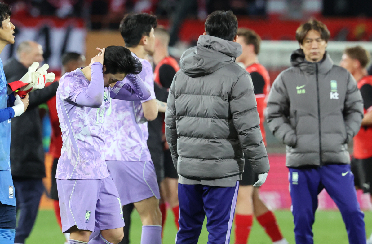 머리 감싸 쥔 이강인 (빈[오스트리아]=연합뉴스) 최재구 기자 = 31일(현지시간) 오스트리아 빈 에른스트 하펠 스타디움에서 열린 한국 축구 국가대표팀과 오스트리아의 평가전에서 이강인이 경기 종료 후 머리를 감싸 쥐고 있다. 2026.4.1