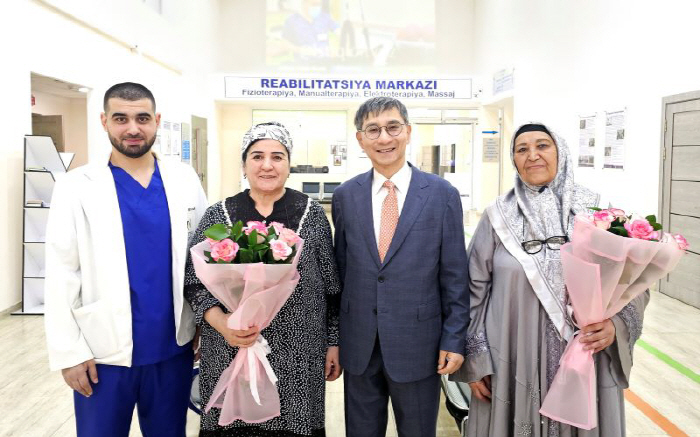 (왼쪽부터)부하라 힘찬병원 정형외과 닥터 이슬롬, 환자 자밀라(여·58)씨, 이수찬 대표원장, 환자 모히라(여·70)씨가 진료 후 기념 촬영을 하고 있다.