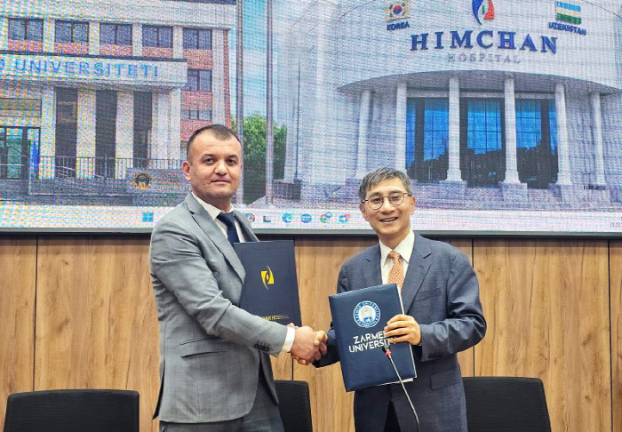 3월 31일 부하라 자르메드대학교 아지즈 아바스호나비치 총장(왼쪽)과 힘찬병원 이수찬 대표원장이 의료 분야 협력을 위한 업무협약을 맺었다.